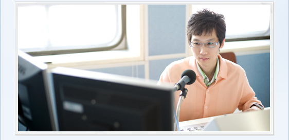 박용환 평화방송 아나운서"><BR><IMG border=0 src="http://attach.iscu.ac.kr/file/attach/potl/board/2012031616322545.jpg" alt="현재 평화방송 아나운서로 활약 중인 박용환 씨는 서울사이버대학교 휴먼서비스대학원 진학을 “인생 최고의 선택”이라 잘라 말한다. 그는 이미 무역학을 전공한 대졸자였지만 몇 해 전 서울사이버대학교 사회복지학과에서 다시 공부를 시작했고, 졸업 후 휴먼서비스대학원으로 직행한 케이스. 그가 이 결정을 최고의 선택이라고 강조한 이유는 “소외계층에 힘이 되기 위한 고민의 해답을 찾는 결정”이었기 때문이다.  “전문성에 기반하면서 동시에 실질적인 도움이 될 방법들을 배우고 있죠.”"><BR><IMG border=0 src="http://attach.iscu.ac.kr/file/attach/potl/board/20120316163230900.jpg" alt="그가 이 대학원을 택한 이유도, 이 대학원의 가장 큰 장점도 모두 이 한마디에 녹아 있다. 높은 학문적 전문성을 추구하는 가운데, 사회복지 현장과 밀착된 교육 프로그램으로 전문성과 실천력을 동시에 키울 수 있기 때문이다.  첫 학기를 마친 그는 특히 기억에 남는 강의로 사회복지 전공 이은주 교수의  <사회서비스정책연구>를 꼽았다. “사회서비스의 국가별 유형 파악 및 시대적 변화의 요인, 다양한 사례 연구 등 내용이 다소 어렵기는 했지만, 사회복지의 의의와 필요성을 다시 한 번 깨우치게 된 좋은 계기였다”는 것. 앞으로 그가 관심을 기울일 학문 방향이 슬며시 엿보이는 대목이다. 최고의 전문성을 바탕으로 사회복지 현장에서 실질적인 성과를 거두며 발전해 갈 그의 미래를 기대해 본다."><BR><IMG border=0 src="http://attach.iscu.ac.kr/file/attach/potl/board/20120316163235823.jpg" alt="[참고] 2012학년도 서울사이버대학교 대학원 모집 일정  ㆍ원서접수 : 2011년 11월 7일(월) ~ 28일(월) 홈페이지(grad.iscu.ac.kr)접수 ㆍ면접·구술시험 : 2011년 12월 17일(토) ㆍ합격자발표 : 2011년 12월 26일(월) ㆍ구비서류 : 입학원서 1부 (대학원 홈페이지에서 작성 후 온라인 제출). 대학 졸업 증명서(졸업 예정증명서) 1부, 성적증명서 1부 ㆍ문의 : 서울사이버대학교 휴먼서비스대학원 (02-944-5505. e-mail : graduate@iscu.ac.kr) ※ 자세한 사항은 서울사이버대학교 대학원 홈페이지 참조(grad.iscu.ac.kr)"><BR><IMG border=0 src="http://attach.iscu.ac.kr/file/attach/potl/board/20120316163241135.jpg" alt="서울사이버대학교 온라인 최초 사회복지 석사과정만의 자랑  ● 사이버대학 최초 이러닝 국제대회 수상(IMS LIA 2011) ● 학제간 연계를 통한 통합적 교육 과정 ● 학생 4명당 1교수의 맞춤형 지도교수제 ● 세계무대 넘보는 최고의 사회복지 석사과정"><BR><IMG border=0 src="http://attach.iscu.ac.kr/file/attach/potl/board/20120316163250642.jpg" alt="서울사이버대학교 휴먼서비스대학원 사회복지 전공의 8대 강점  1. 온·오프 전국 최대, 최우수 전임교수진 확보 : 현장경험과 전문성이 축적된 교육과정 2. 온라인 대학 최초 사회복지 석사과정 개설 : 교육과학기술부 대학원 인가 심사 종합1위 3. 실천적 전문인력 양성을 위한 차별화된 교육 : 사회복지 전문실천가, 사회복지조직 CEO 및 컨설턴트, 사회복지연구자 및 정책전문가의 3가지 특수 전공트랙을 구성 4. 교수-학습, 진로-역량 강화중심 지도교수제 : 교수 1인당 학생 4명의 소수정예 수요자 집중형 교육 5. 전국 최고 수준의 인적 네트워크 : 사회복지현장의 다양한 분야에서 중간관리자 · 최고경영자로 일하고 있는 학부 재학생 및 졸업생들과 튼튼한 네트워크  6. 온·오프라인 통합 맞춤형 지도체계 구축 : 실시간 수업 및 전국 7곳(경기, 인천, 강원, 충남, 대구, 광주, 부산)에 설치된 지역캠퍼스를 통한 온·오프라인 교육 7. 세계 유수 명문대학과의 학술교류 : 세계 최고의 명성을 자랑하는 스웨덴 스톡홀름대학을 비롯, 미국 존스국제대학교, 미국 콜로라도크리스천대학교와의 활발한 학술협력 프로그램  8. 세계에서 인정받은 최고의 차세대 교육시스템 : 사이버대 최초로 이러닝 국제대회 ‘IMS Learning Impact Award 2011