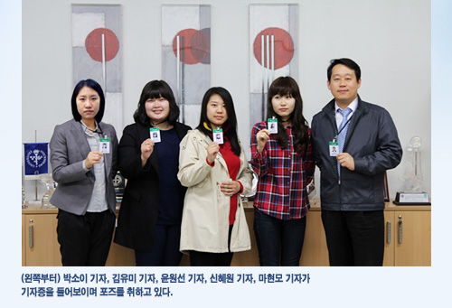 (왼쪽부터) 박소이 기자, 김유미 기자, 윤원선 기자, 신혜원 기자, 마현모 기자가  기자증을 들어보이며 포즈를 취하고 있다.