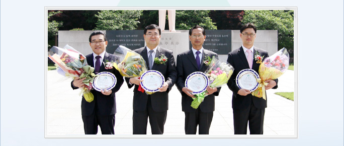 서울사이버대학교 10년 장기근속 교직원 공로패 수여